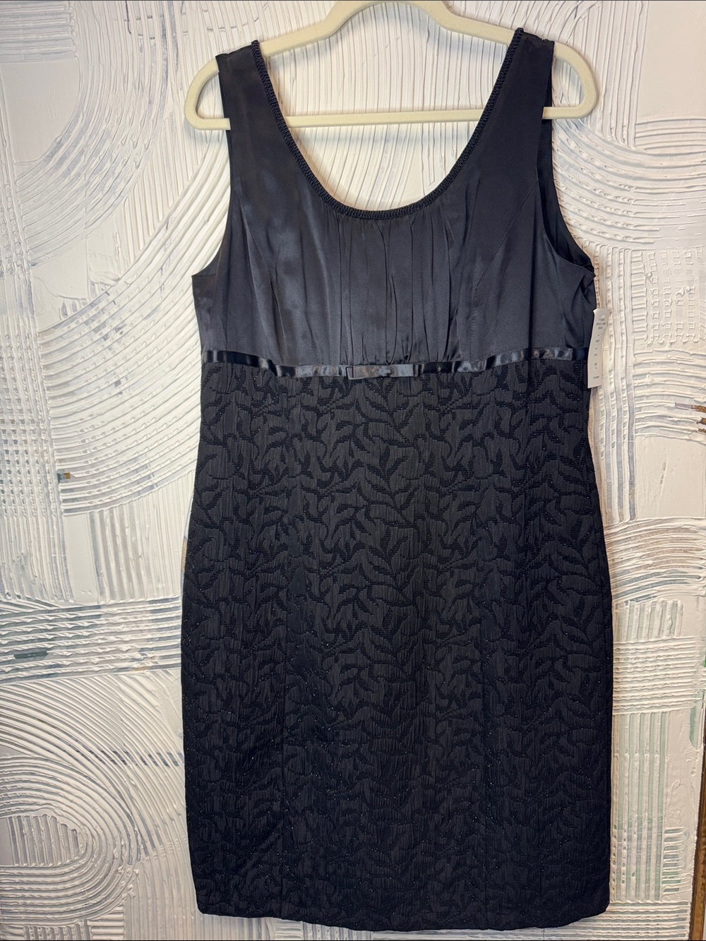 Elegant Black Textured Sleeveless Midi Dress
